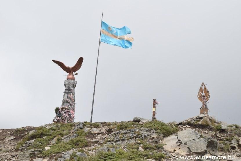A székelyzászló és a büszke Turul a Madarasi Hargitán